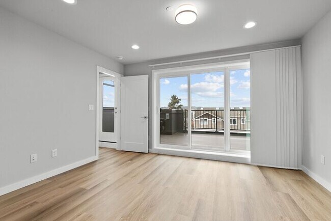 Building Photo - Stunning Brand-New Ballard Townhome with Air Conditioning
