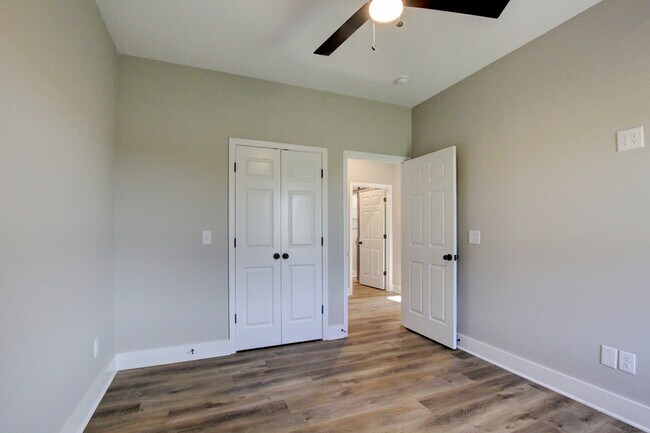 Building Photo - 102 Riverbend Dr