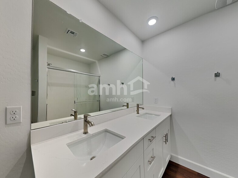 Building Photo - 17142 W Lawrence Ln