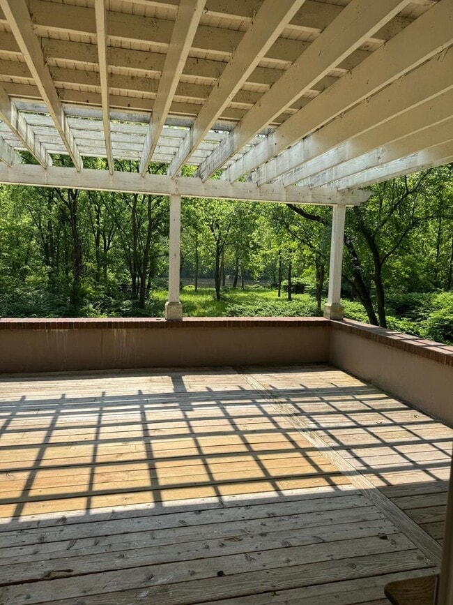 Building Photo - Riverfront home in a quiet spot, 3 acres, ...