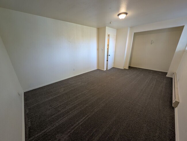 Building Photo - Ianev