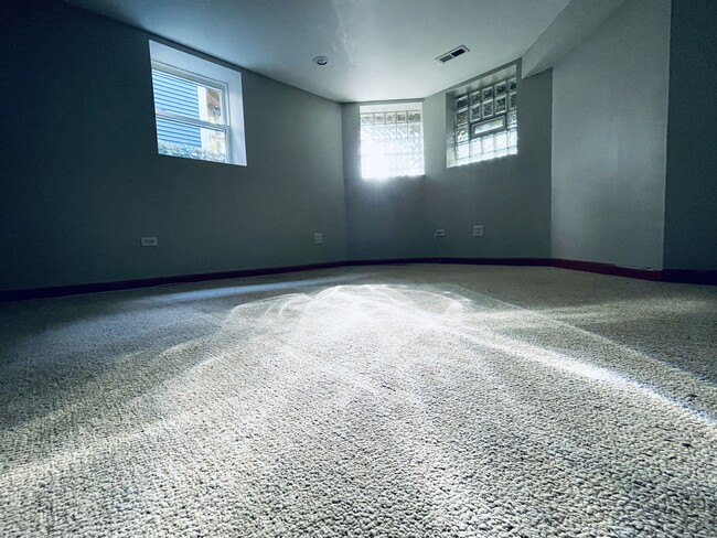 Master bedroom on a sunny afternoon - 4259 N Lawndale Ave