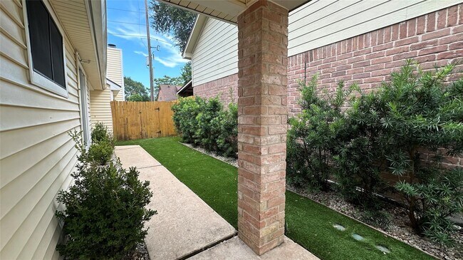 Building Photo - 4626 Green Trail Dr