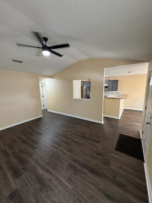 Building Photo - 13401 Warren Dr