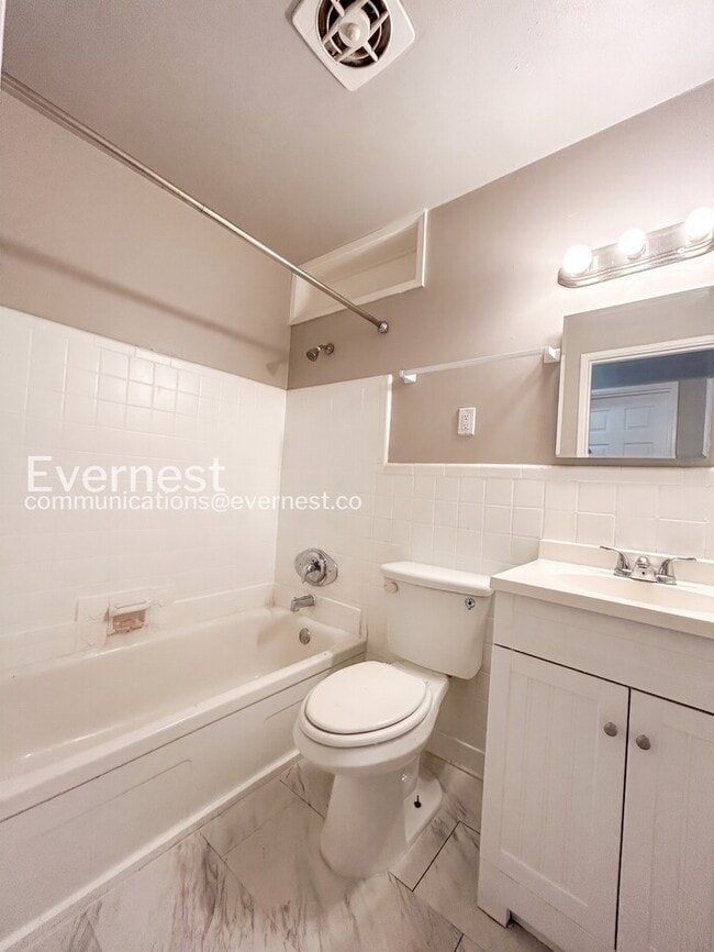 Building Photo - 560 Jamaica Pl