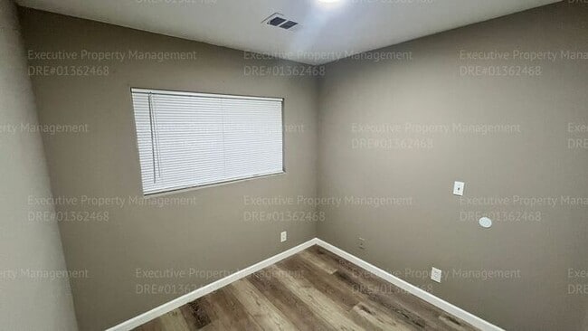 Building Photo - Spacious 3 bedroom, 2.5 bathroom townhome. ASK ABOUT THE MOVE IN SPECIAL (OAC)!