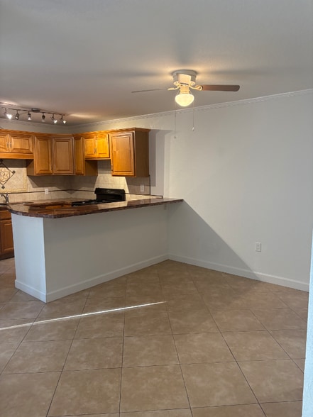 Building Photo - 607 6th Ct