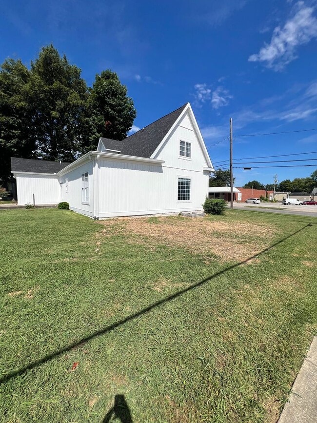 Building Photo - Spectacular newly remodeled home, next to the Square, Franklin, Ky