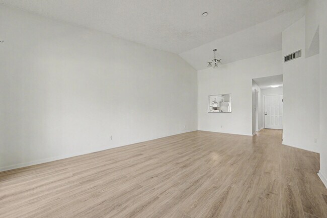 Building Photo - 3386 Lucerne Park Dr