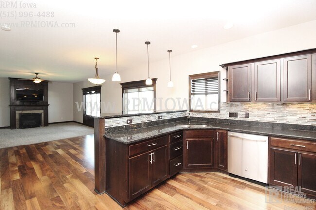 Building Photo - OVER 2000 SQ FT!!   5 Bedroom, 3.5 Bath Home in Urbandale