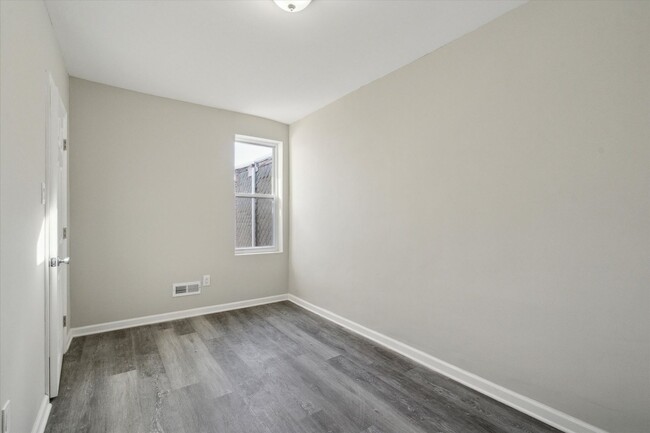 Building Photo - Newly Renovated 3 Bedroom Home