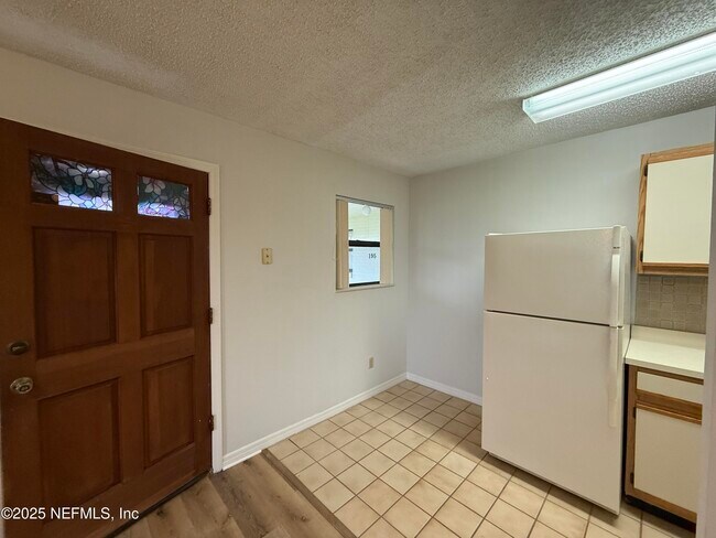 Building Photo - 195 Cardinal Dr