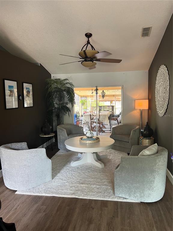 Building Photo - 686 Park Valley Cir