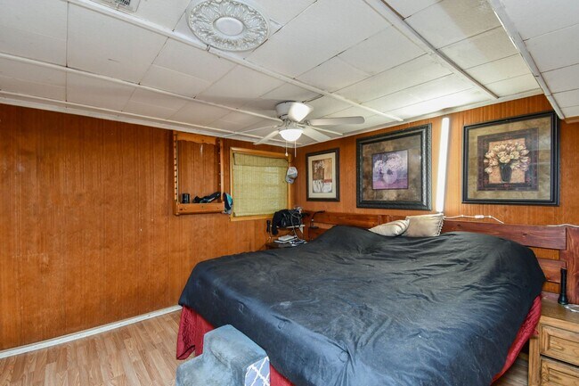 Building Photo - Spacious Central Sioux Falls Home with Ent...