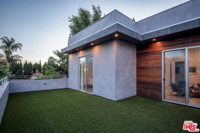 Building Photo - 459 Flores St