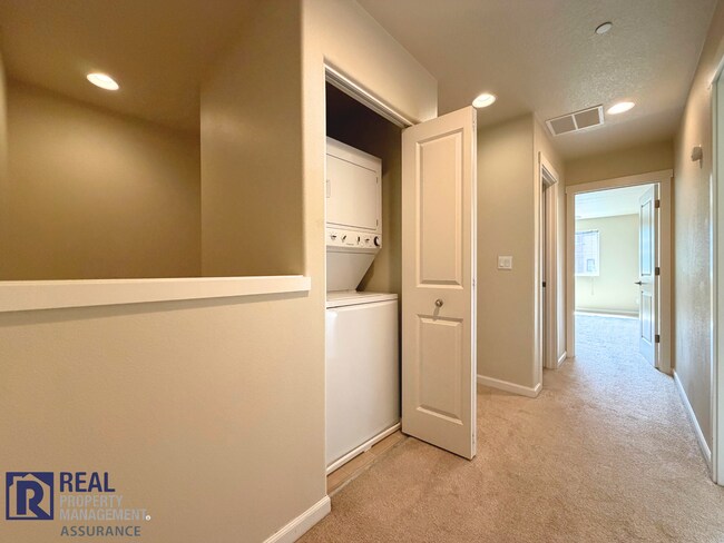 Building Photo - Modern Beaverton 3BR/3BA Townhome with Garage Near Nike & Intel