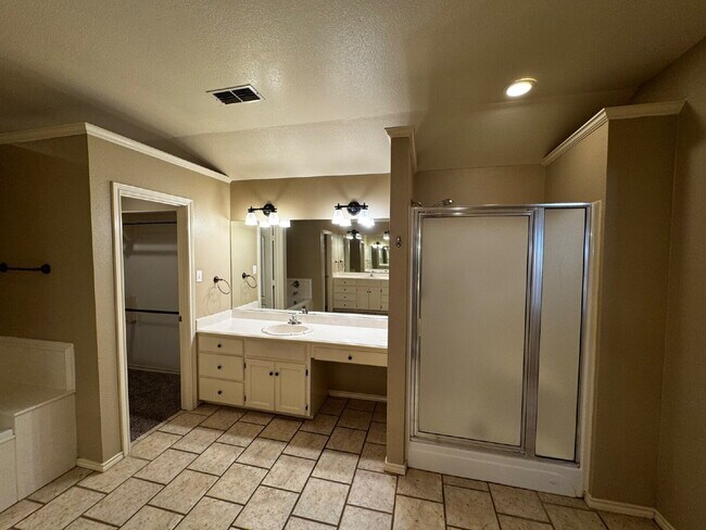 Building Photo - Beautiful Home in Upscale Neighborhood!