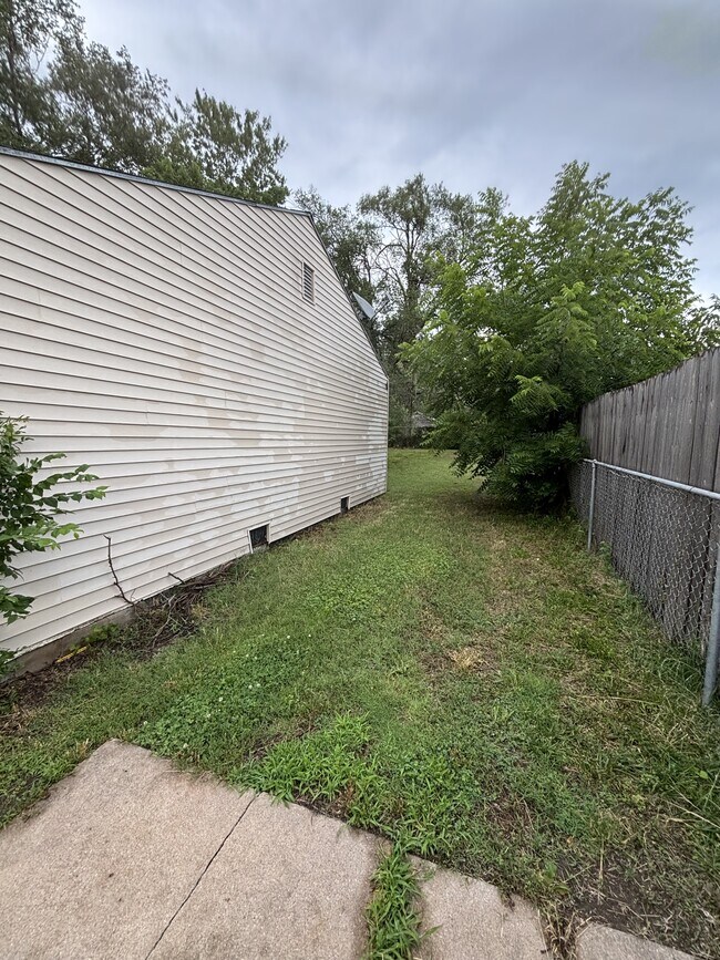 Building Photo - 1738 N Poplar Ave