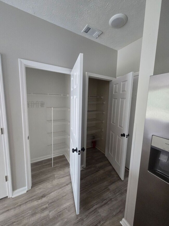 Building Photo - 504 River Oaks Dr