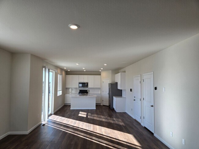 Building Photo - Like new 3 bedroom 2.5 bath with loft