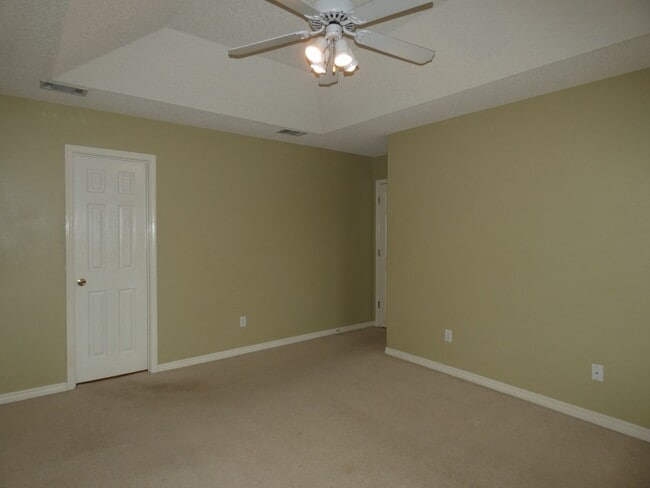 Building Photo - Spacious 3-Bedroom Home