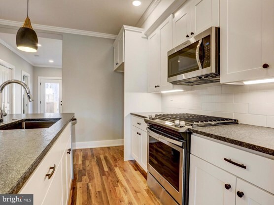 Kitchen - 255 New Holland Ave