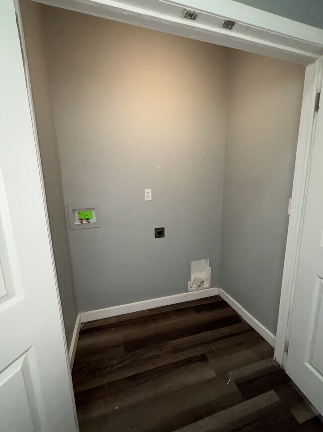 Building Photo - 2215 W Market St