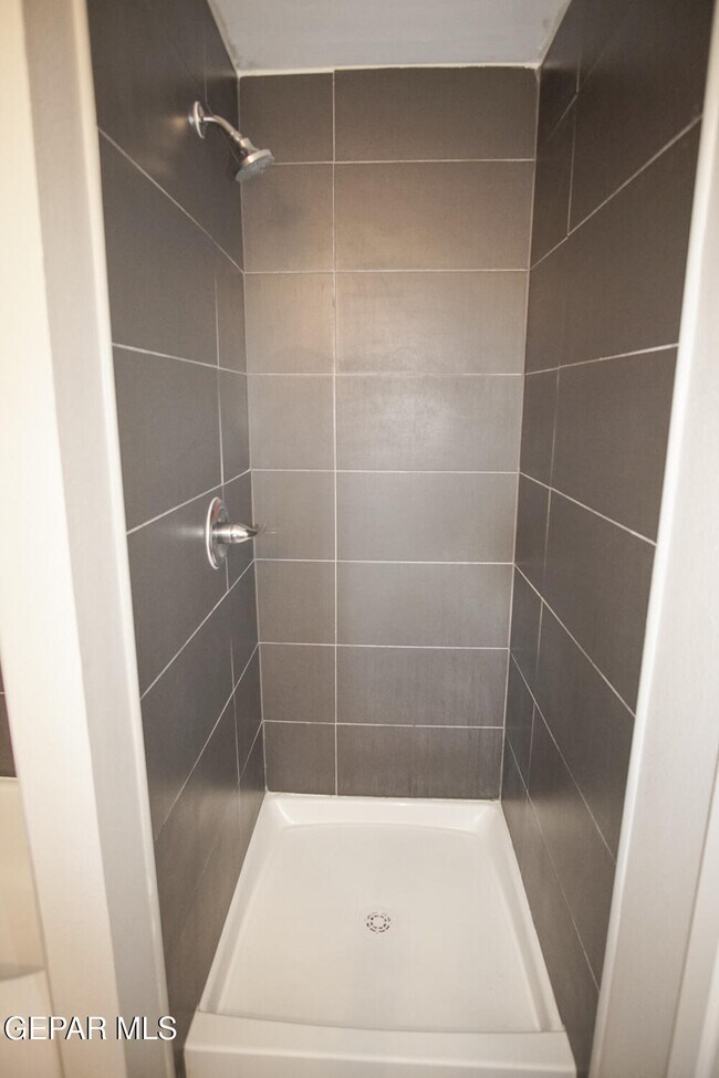 Building Photo - 4200 Camelot Heights Dr