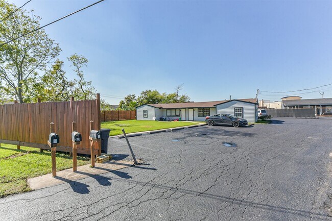 Building Photo - 1266 Dove St