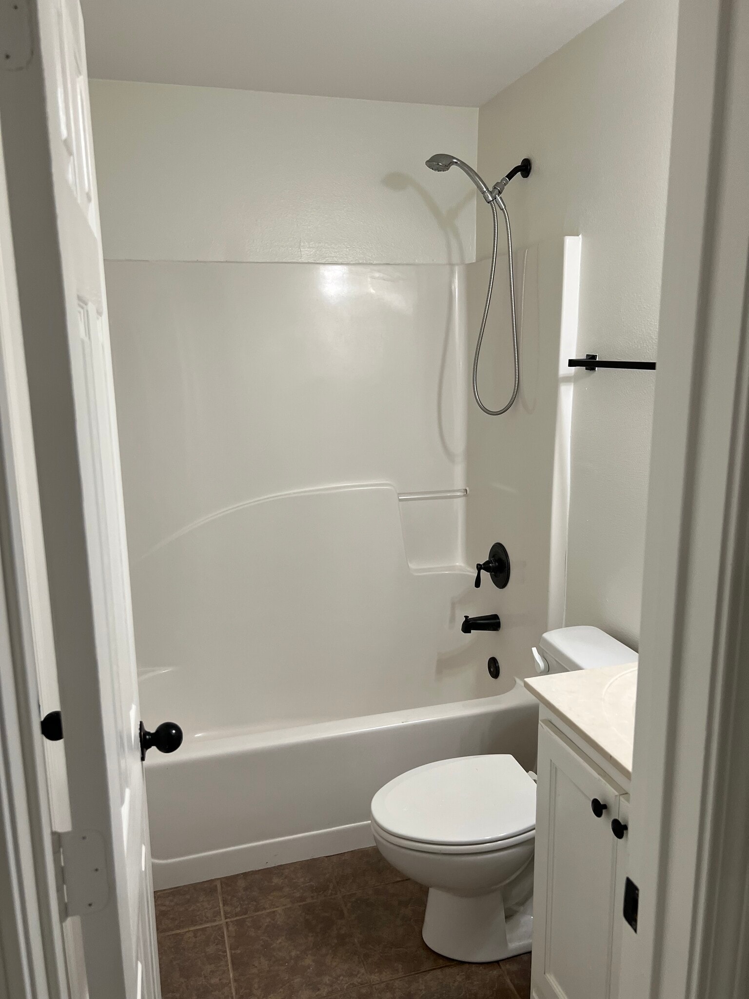 Hall Bath - 9417 Lockhart Rd