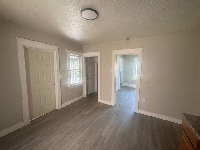 Building Photo - Charming 3-Bedroom Property in Prime Location