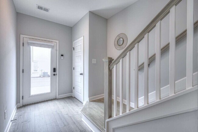 Building Photo - Like-New Modern Townhome Near Dining, Shopping, Trails & Old Hickory Lake