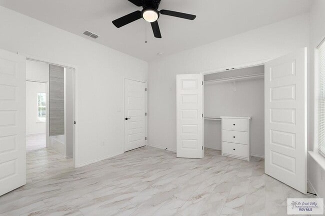 Building Photo - 405 Lion's Villa Ave