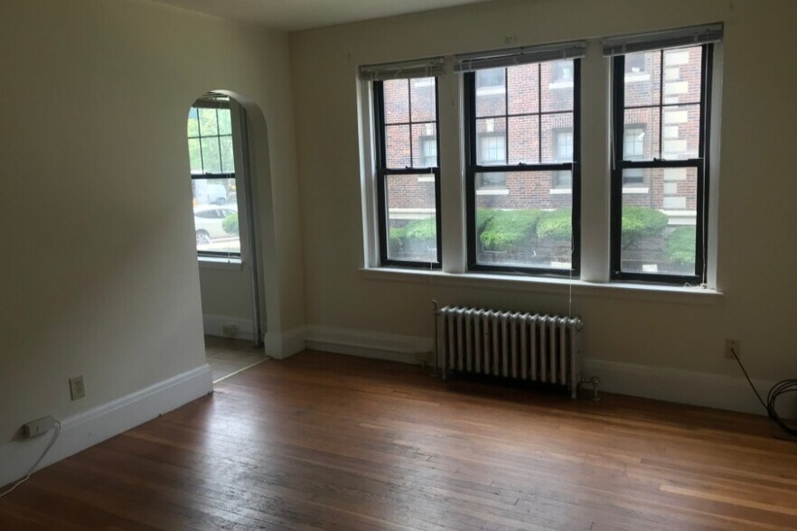 Building Photo - 347 Pleasant St