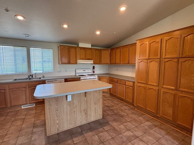 Building Photo - Charming Country property - 2 Bed/ 2 Bath with office- Home with Scenic Views and Land