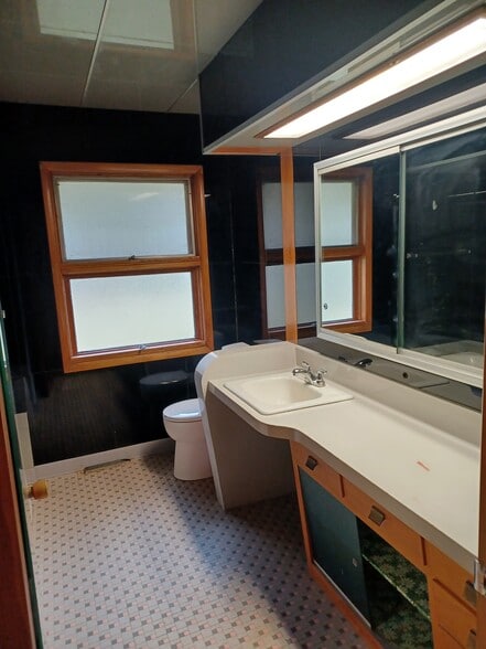 "Retro" all glass bathroom. - 79 Woodhill Rd