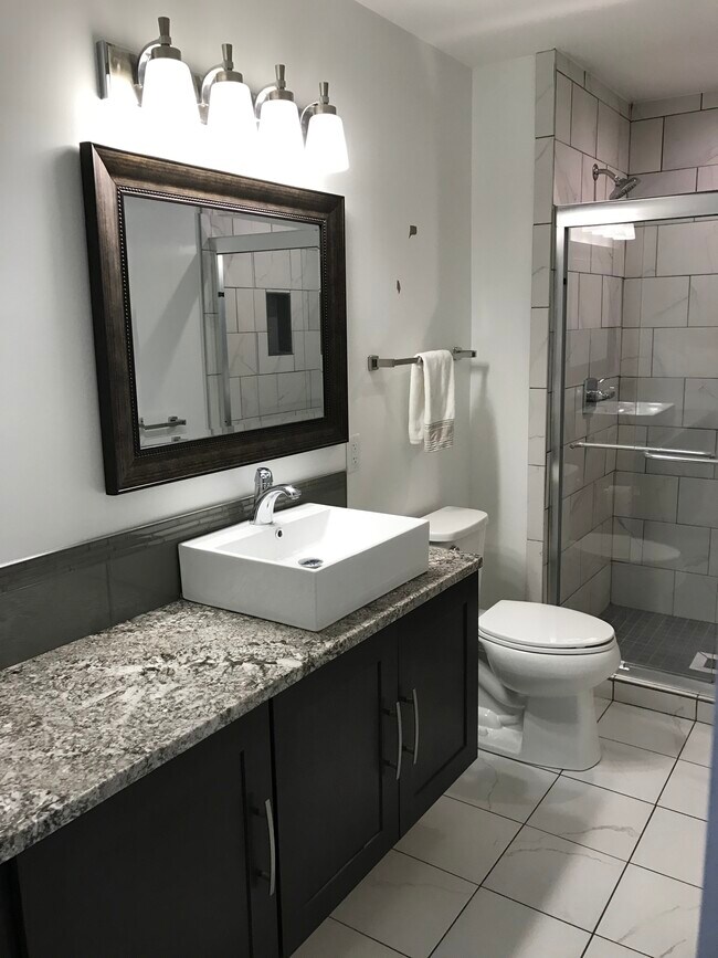 Upper Floor Bath - 432 Liberty Hl