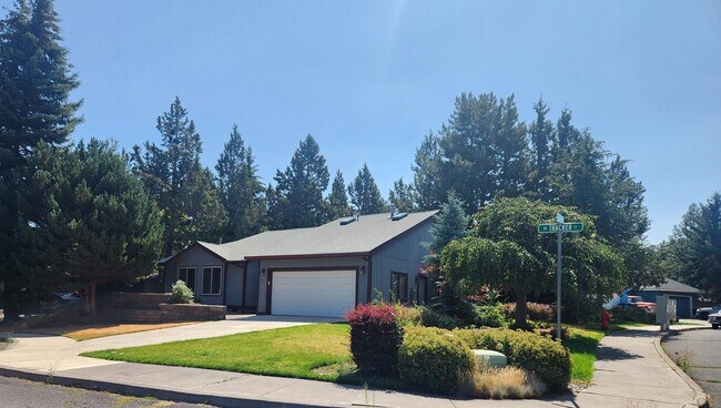Building Photo - 611 NE Tracker Ct
