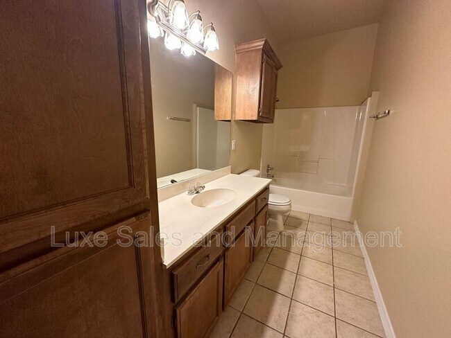 Building Photo - 706 Rockridge Cir