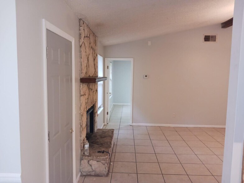 Building Photo - 6415 Sable Woods Dr E