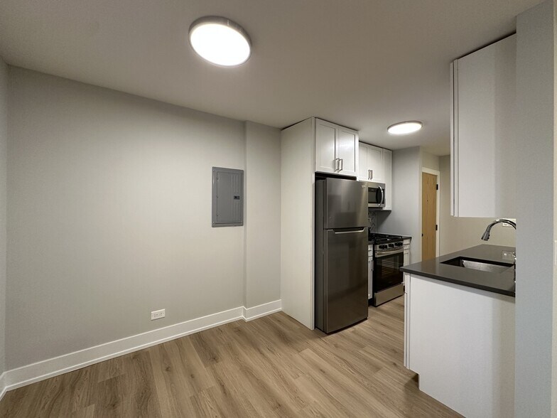 Building Photo - 531 W Aldine Ave