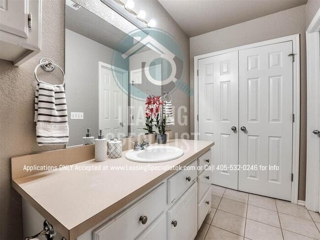 Building Photo - Stunning West Norman 3 Bed 2 Bath Townhome!