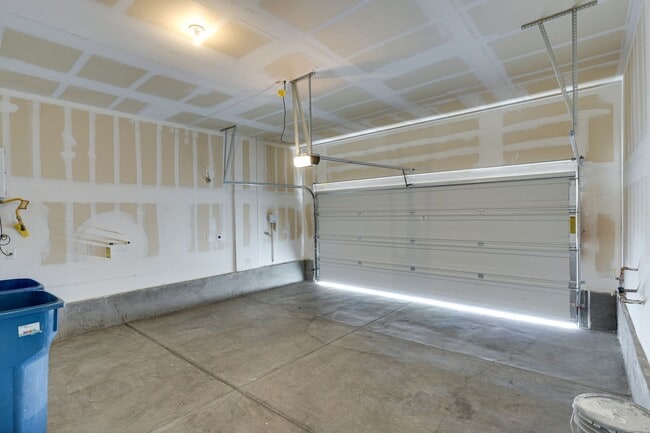 Building Photo - Bright & Stylish 3-Bedroom Home with Low-Maintenance Backyard