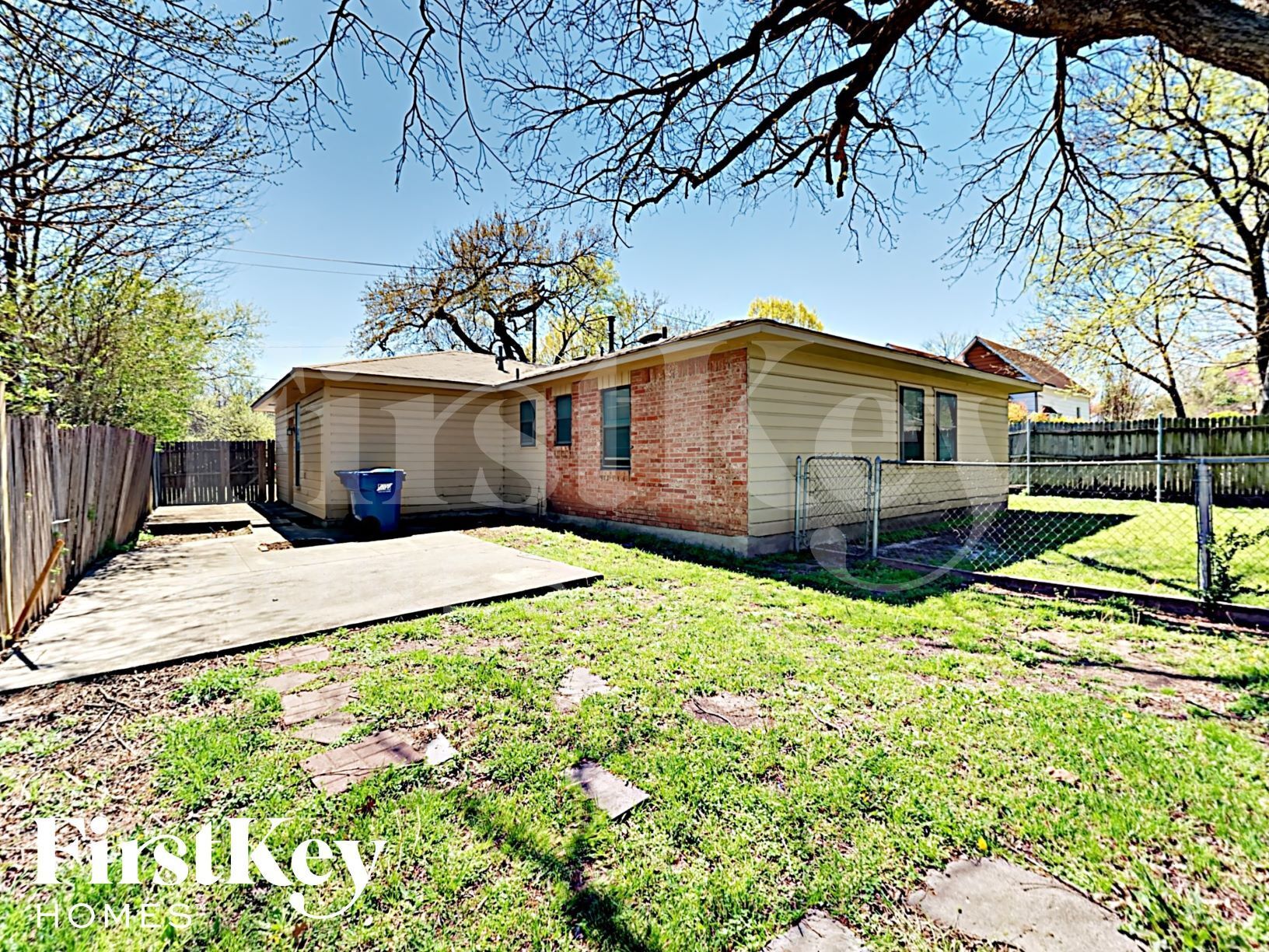 Building Photo - 213 E 5th St