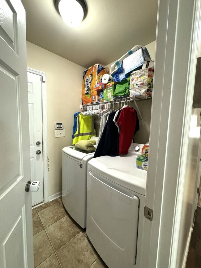 Building Photo - An adorable home within the City!