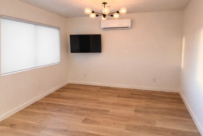 Building Photo - 608 Montana Ave