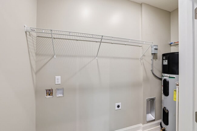 Building Photo - 705 Woodmore Ln