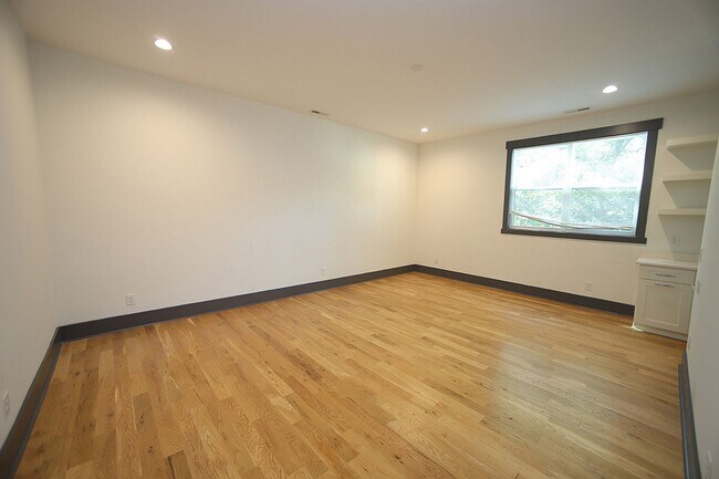 Building Photo - Sleek! Sophisticated! One of a Kind!