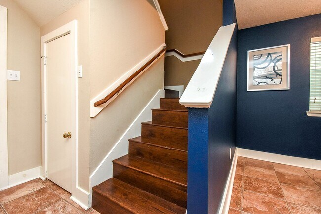 Building Photo - 10735 Cobblecreek Way