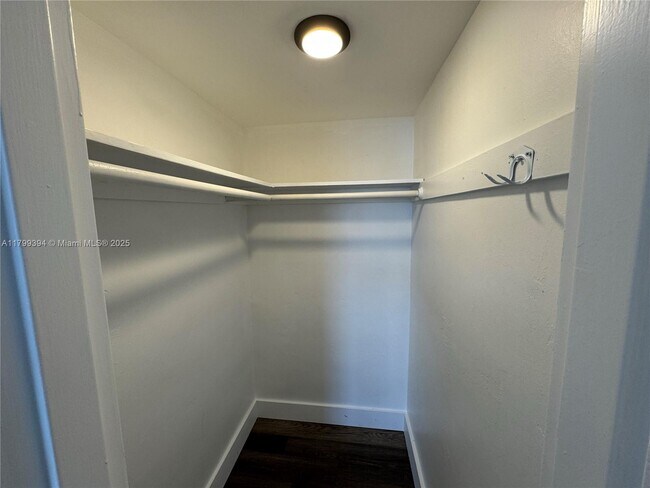 Building Photo - 9700 W Bay Harbor Dr